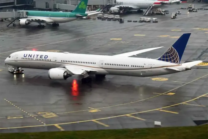 delta flight 1323 was delayed after a passenger refused to end a phone call — US news