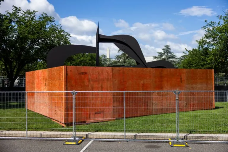 epa13176213 Protective panels surround a sculpture outside the National Gallery of Art on Constitution Avenue ahead of the Freedom 250 Grand Prix in Washington DC, USA, 17 August 2026. The race, the first IndyCar event to take place near the National Mall, is scheduled for 22-23 August. EPA/JIM LO SCALZO